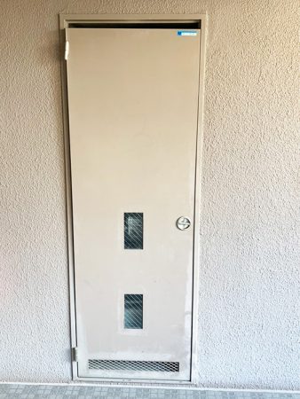 大風により歪んだドア
